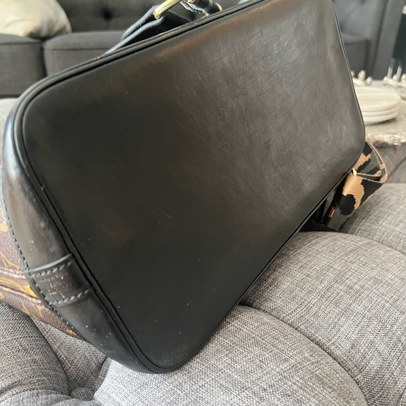 Authentic Louis Vuitton Alma - Picture 4 of 8